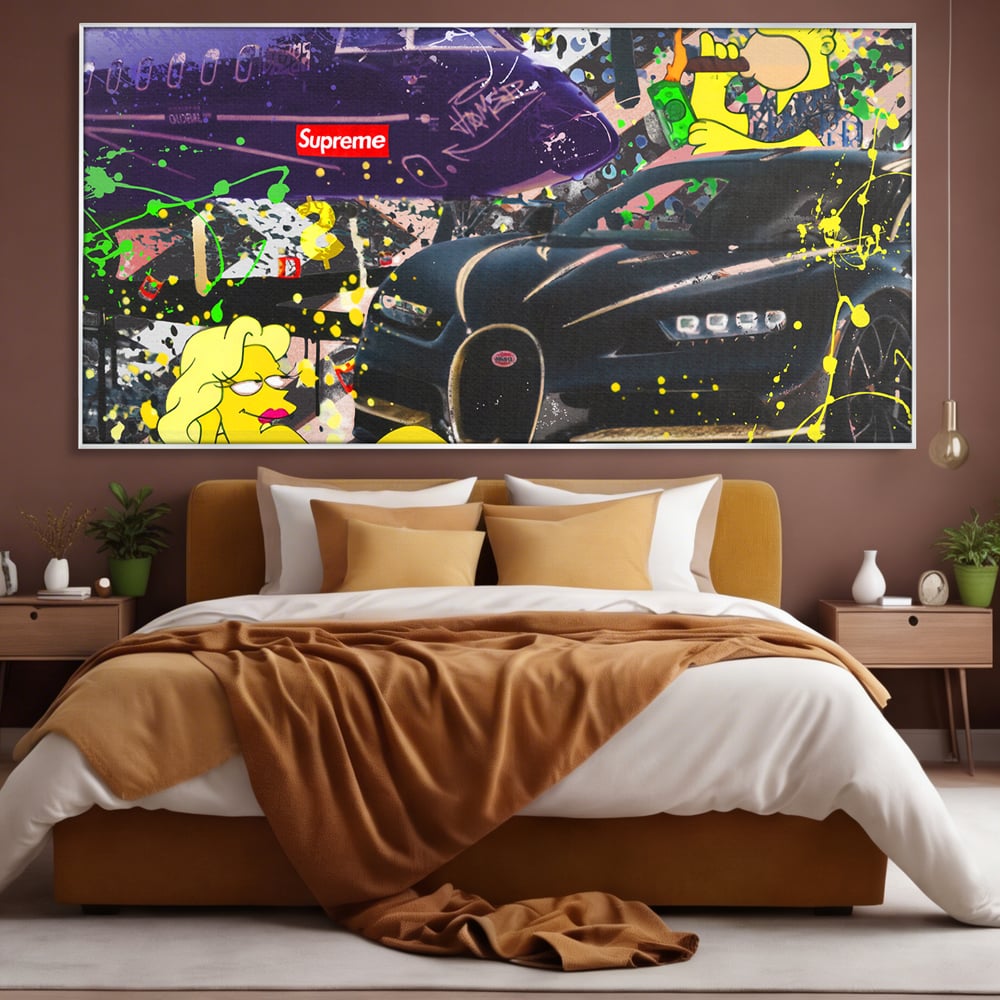 Tablou canvas cu tablou canvas cu homer simpson si masina de lux, in rama de aluminiu argintiu, pe perete intr-un dormitor